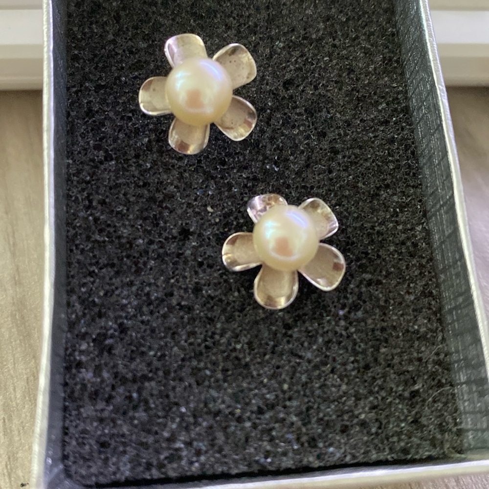 VINTAGE STERLING SILVER PEARL EARRINGS - Picture 2 of 4